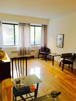 Stylish Montreal Apartment: Comfortable Stay in the Golden Square Mile